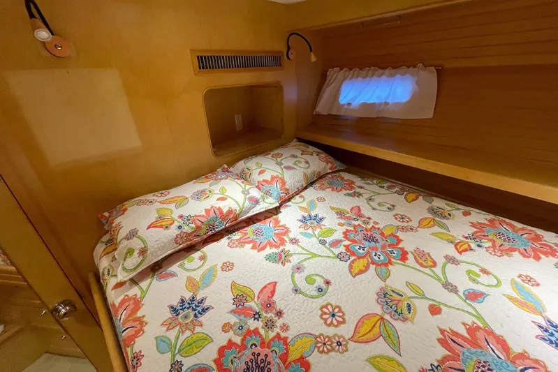 Aventis Yacht Photos Pics Cozy cabin bedroom in 1999 McKinna 57 Pilothouse with floral bedding.
