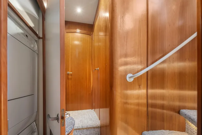 Pura Vida Yacht Photos Pics Washer and Dryer