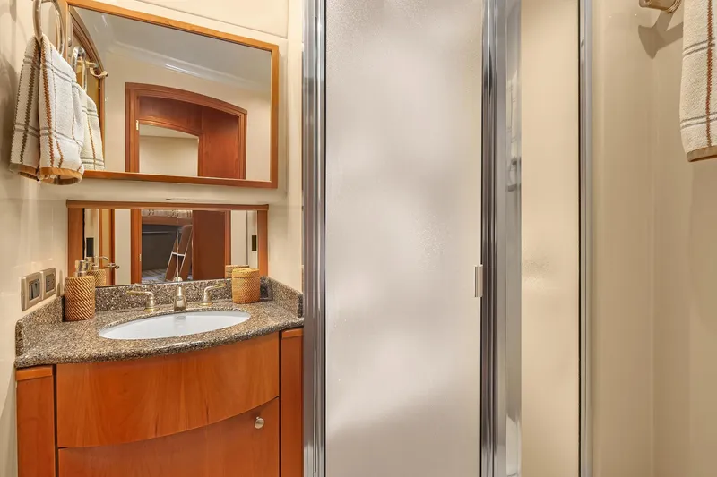 Pura Vida Yacht Photos Pics VIP Head