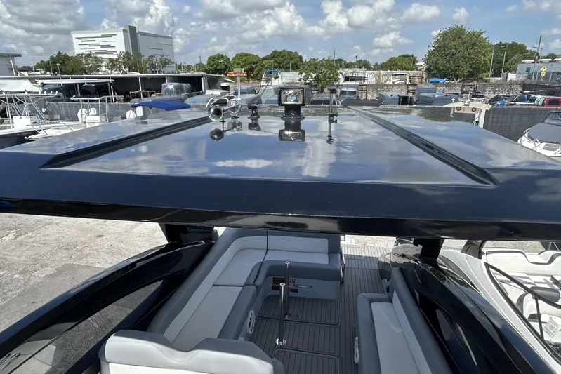  Yacht Photos Pics Modern L'ACQUA LR350 boat, 2025 model, featuring sleek design and spacious seating area.