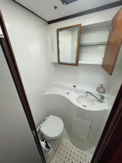  Yacht Photos Pics Compact bathroom in 2005 Lagoon 570 Switch yacht with modern fixtures and storage.
