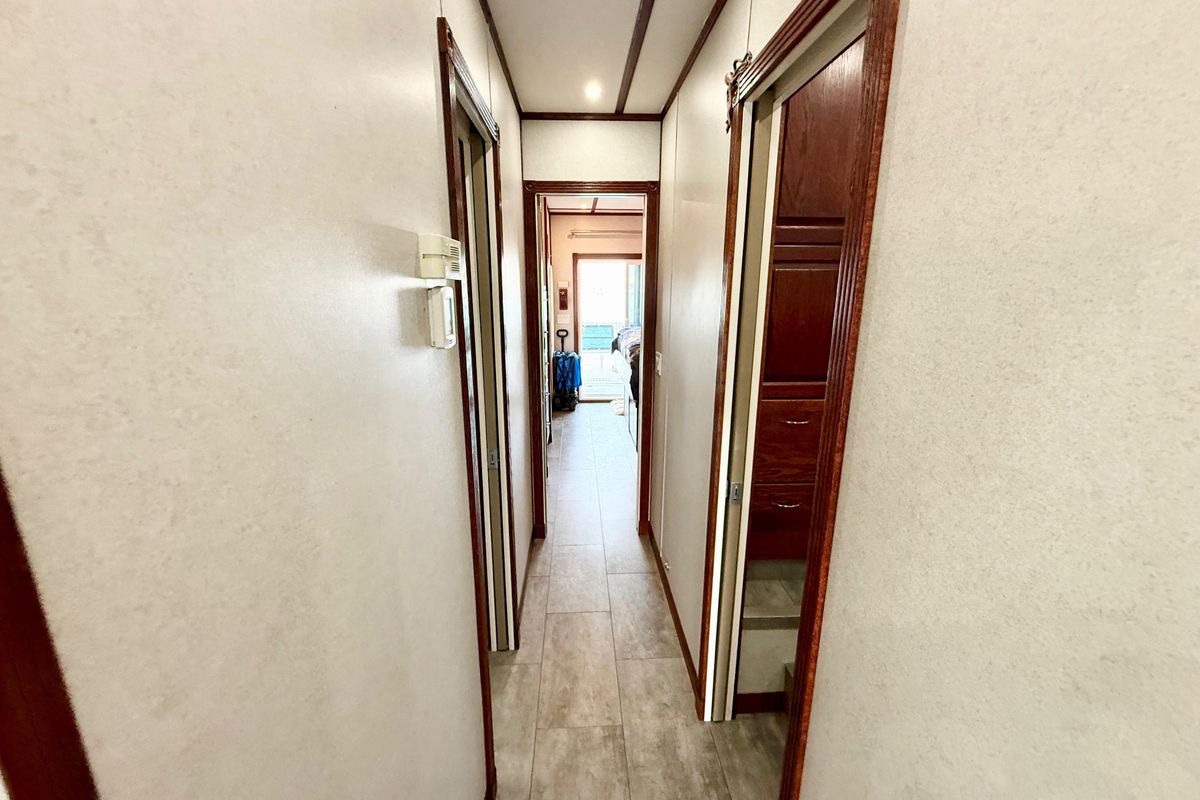 2005 Twin Anchors 68 