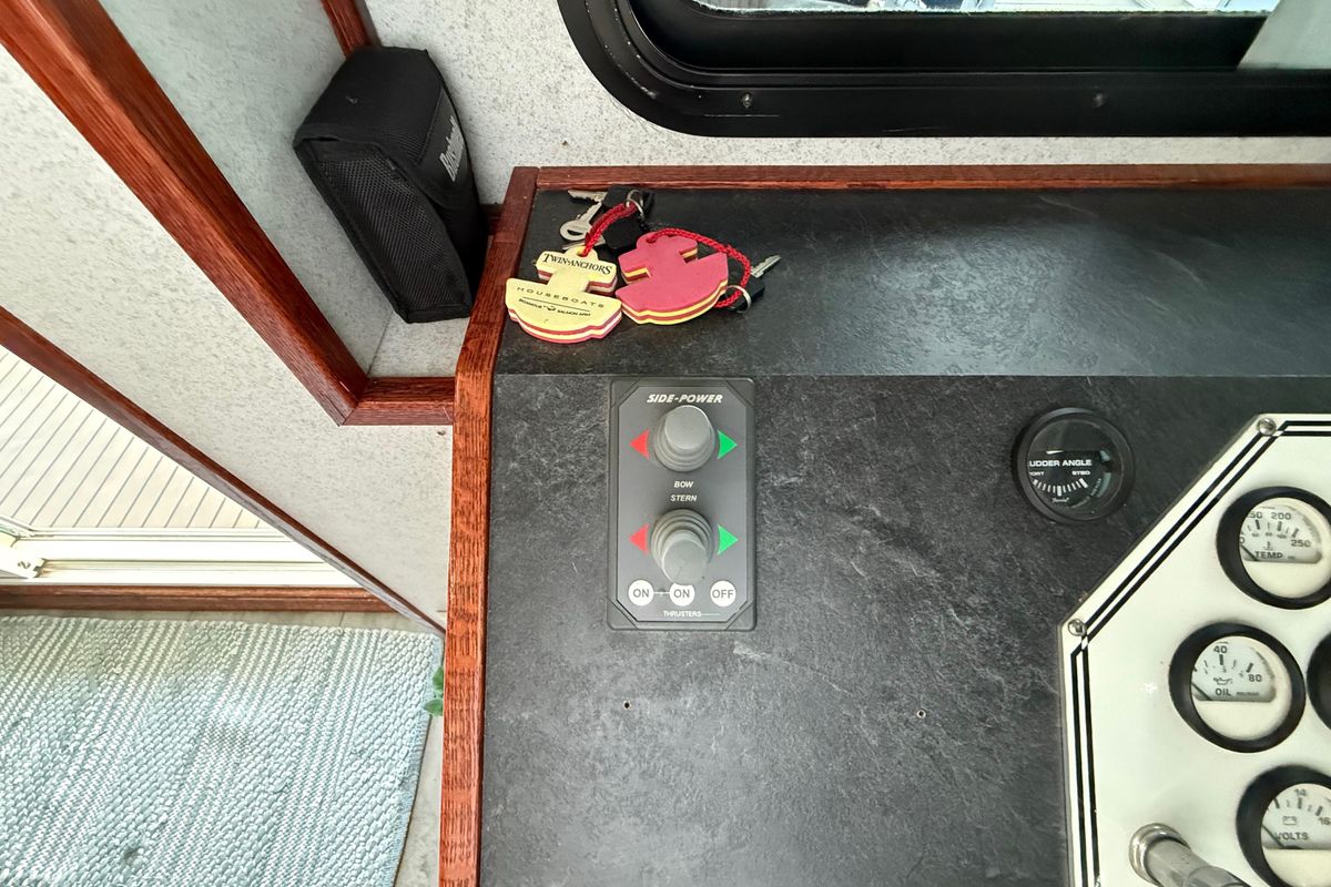 2005 Twin Anchors 68 