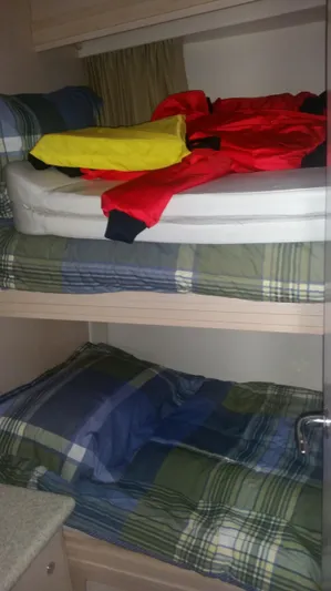 Trades Welcome Yacht Photos Pics Bunk beds in the 1999 Carver 530 Voyager Pilothouse cabin.