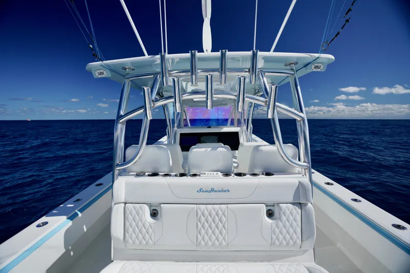  Yacht Photos Pics SeaHunter 46 CTS 2020 boat on open ocean, featuring sleek design and luxurious seating.