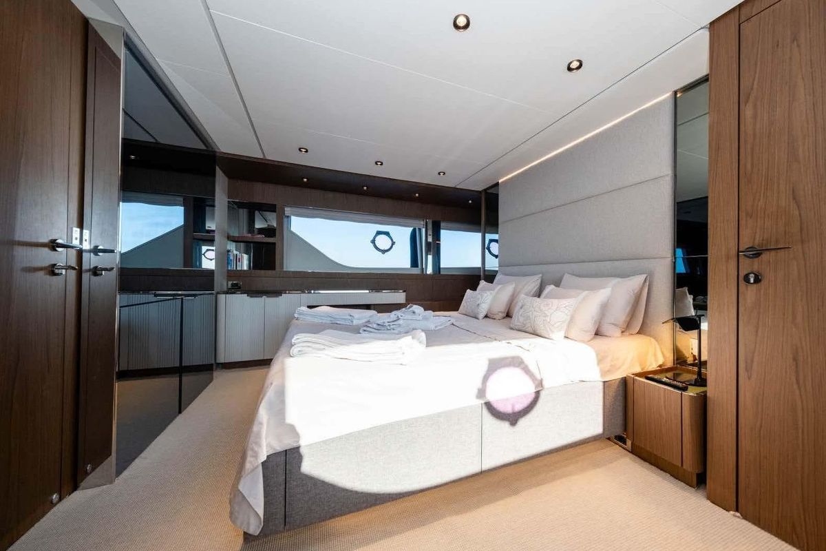 2021 Ferretti Yachts 78 