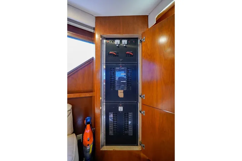 Change Order Yacht Photos Pics 1994 Hatteras 46 Convertible- CHANGE ORDER- Fuse Box