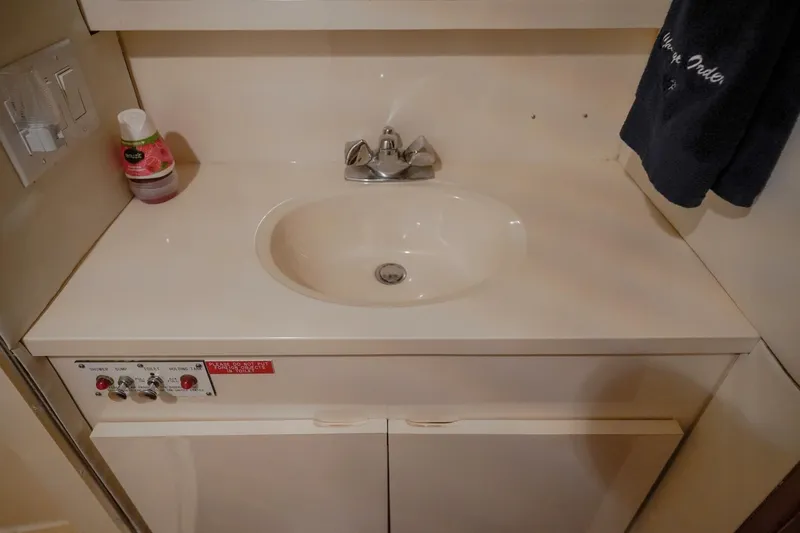 Change Order Yacht Photos Pics 1994 Hatteras 46 Convertible- CHANGE ORDER- Master Head