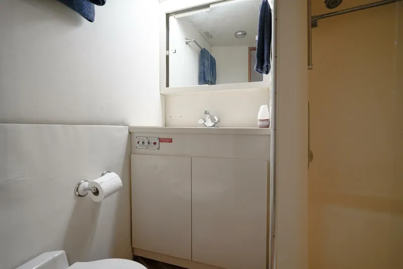 Change Order Yacht Photos Pics 1994 Hatteras 46 Convertible- CHANGE ORDER- Guest Head