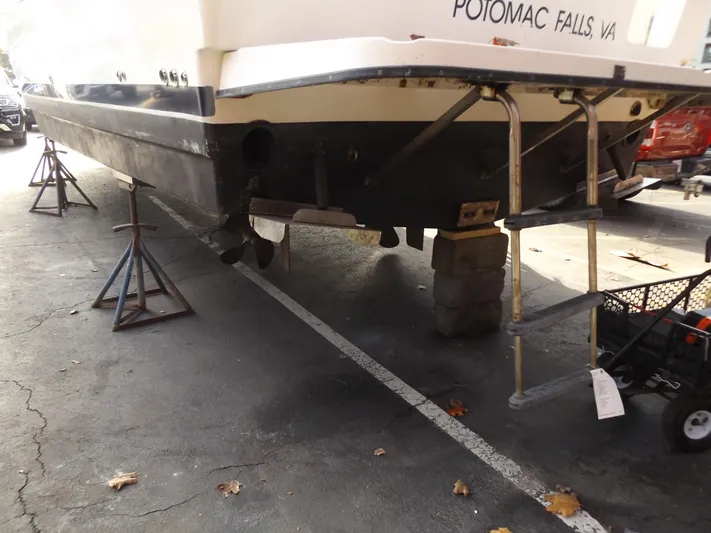  Yacht Photos Pics Bayliner 4087 Aft Cabin Motoryacht 2000 on stands, Potomac Falls, VA.