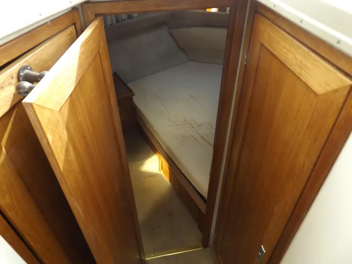  Yacht Photos Pics Bayliner 4087 Aft Cabin Motoryacht 2000 interior with wooden doors and cozy sleeping area.