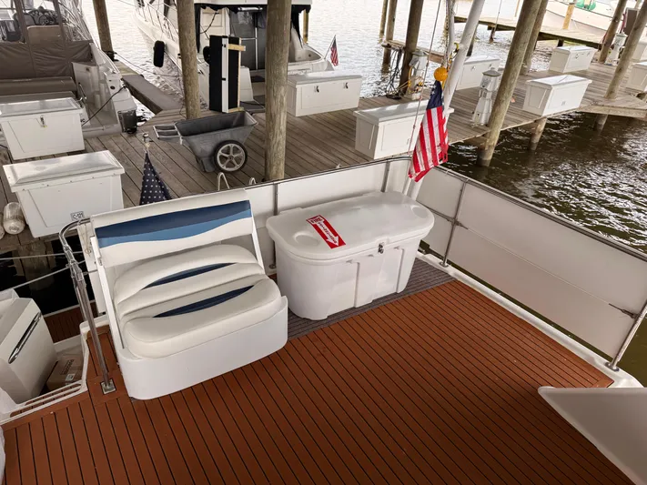  Yacht Photos Pics 2000 Bayliner 4087 Aft Cabin Motoryacht deck with seating and American flag.