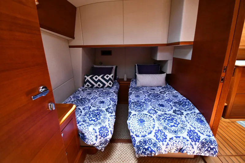 Mack Yacht Photos Pics 2020 Palm Beach Motor Yachts PB52 cabin with twin beds and blue patterned bedding.