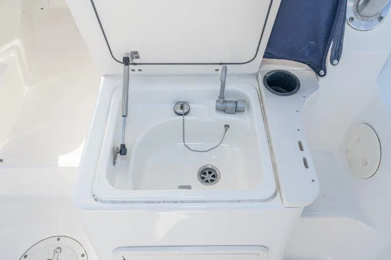 Boston Whaler 285 Conquest Yacht Photos Pics 
