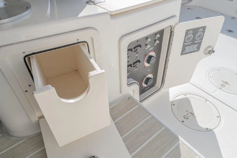 Boston Whaler 285 Conquest Yacht Photos Pics 