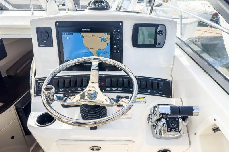 Boston Whaler 285 Conquest Yacht Photos Pics 
