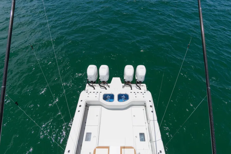  Yacht Photos Pics Freeman 43 boat with four engines on open water, 2022 model.