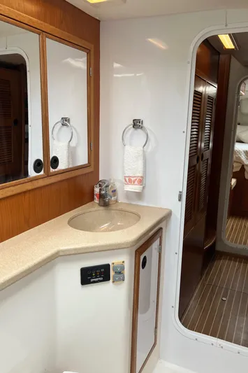 Bel Tempo Yacht Photos Pics 2008 Manta 42 MkIV yacht bathroom with sink, mirror, and towel holder.