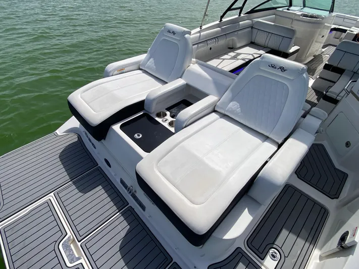 2015 Sea Ray 290 Sundeck Yacht Photos Pics 2015 Sea Ray 290 Sundeck with luxurious white seating on a sunny day.