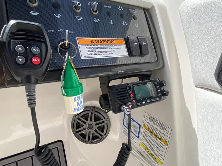 2015 Sea Ray 290 Sundeck Yacht Photos Pics Control panel of 2015 Sea Ray 290 Sundeck with radio and warning label.