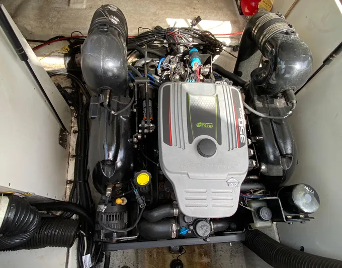 2015 Sea Ray 290 Sundeck Yacht Photos Pics Engine compartment of a 2015 Sea Ray 290 Sundeck boat.