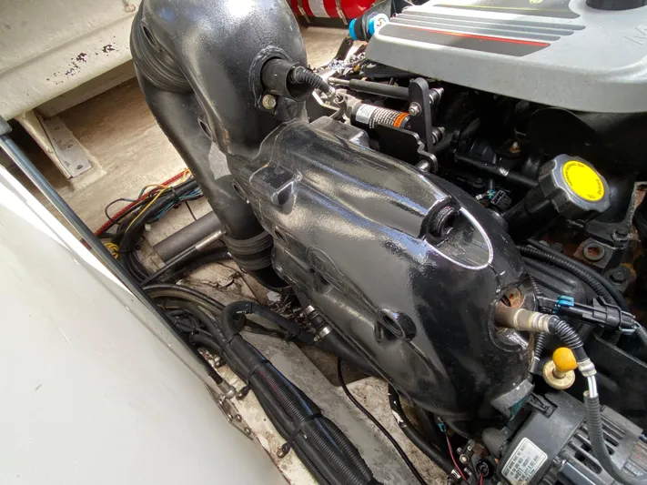 2015 Sea Ray 290 Sundeck Yacht Photos Pics Engine compartment of a 2015 Sea Ray 290 Sundeck boat, showing detailed components.