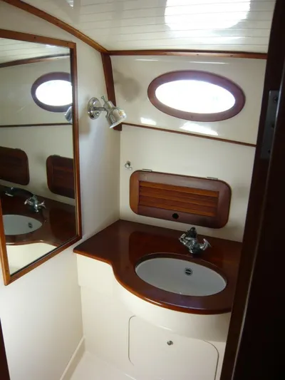 Courage Yacht Photos Pics Elegant 1998 Hinckley 36 Classic yacht bathroom with wood accents and oval window.