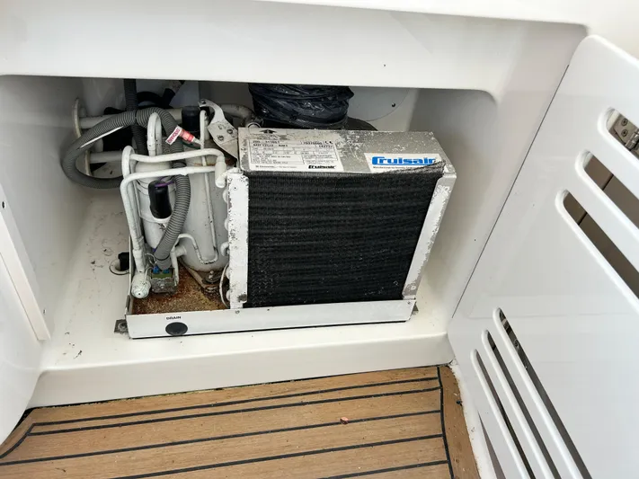  Yacht Photos Pics Cooling system in a 2007 Sea Ray 52 Sundancer yacht, featuring a Dometic Cruisair unit.