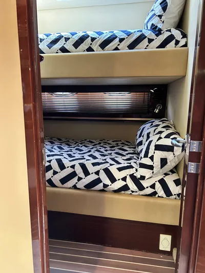  Yacht Photos Pics 2007 Sea Ray 52 Sundancer cabin with bunk beds and patterned bedding.