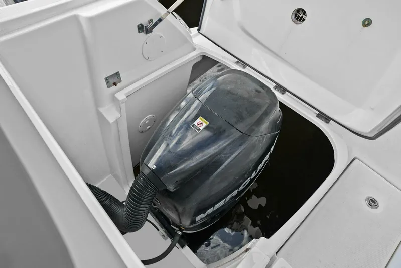 Lil Sea Sass Yacht Photos Pics 2014 Sea Ray 370 Venture (Lil Sea Sass)-Motor (Starboard)