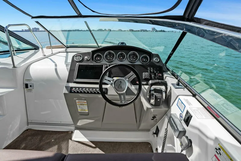 Lil Sea Sass Yacht Photos Pics 2014 Sea Ray 370 Venture (Lil Sea Sass)-Helm