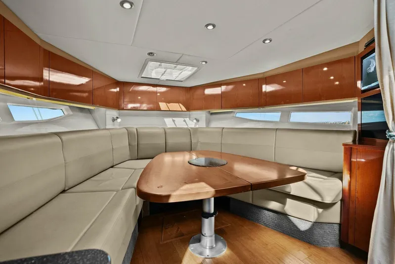 Lil Sea Sass Yacht Photos Pics 2014 Sea Ray 370 Venture (Lil Sea Sass)-Dinette