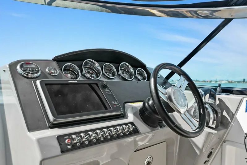 Lil Sea Sass Yacht Photos Pics 2014 Sea Ray 370 Venture (Lil Sea Sass)-Helm