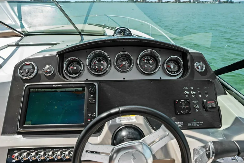 Lil Sea Sass Yacht Photos Pics 2014 Sea Ray 370 Venture (Lil Sea Sass)-Helm