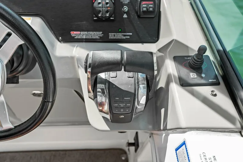 Lil Sea Sass Yacht Photos Pics 2014 Sea Ray 370 Venture (Lil Sea Sass)-Helm