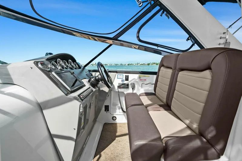 Lil Sea Sass Yacht Photos Pics 2014 Sea Ray 370 Venture (Lil Sea Sass)-Helm