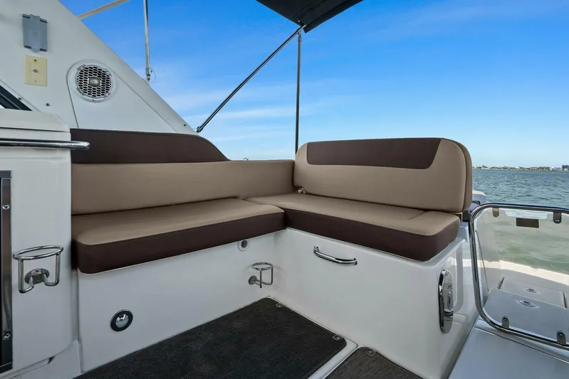 Lil Sea Sass Yacht Photos Pics 2014 Sea Ray 370 Venture (Lil Sea Sass)-Wet Bar/Grill Seating