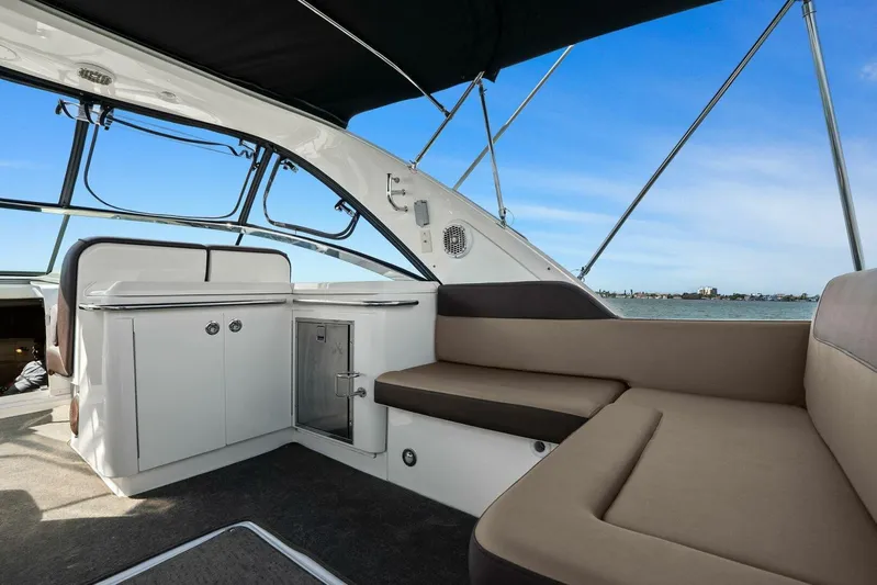 Lil Sea Sass Yacht Photos Pics 2014 Sea Ray 370 Venture (Lil Sea Sass)-Wet Bar/Grill