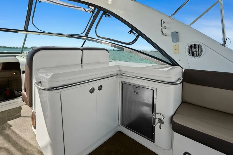 Lil Sea Sass Yacht Photos Pics 2014 Sea Ray 370 Venture (Lil Sea Sass)-Wet Bar/Grill
