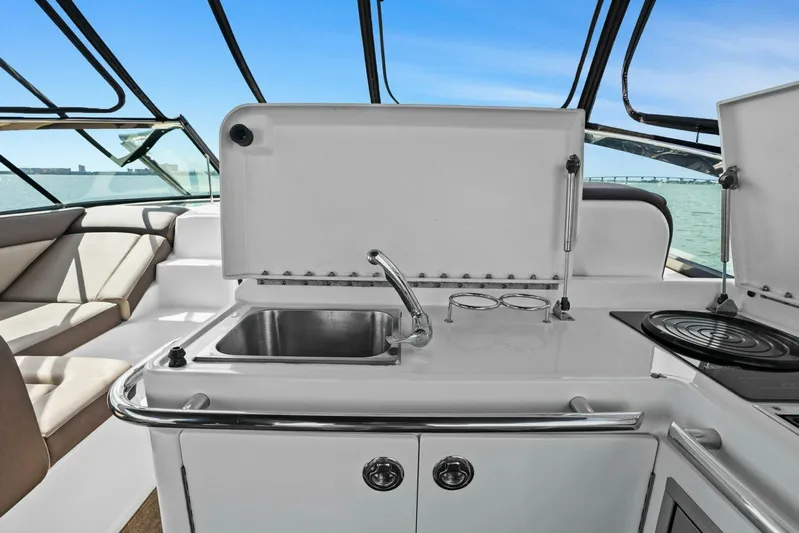 Lil Sea Sass Yacht Photos Pics 2014 Sea Ray 370 Venture (Lil Sea Sass)-Wet Bar/Grill
