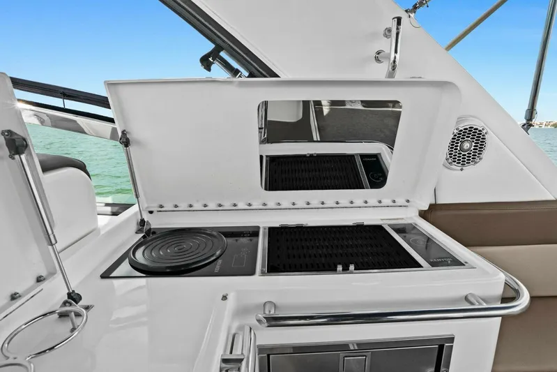 Lil Sea Sass Yacht Photos Pics 2014 Sea Ray 370 Venture (Lil Sea Sass)-Wet Bar/Grill