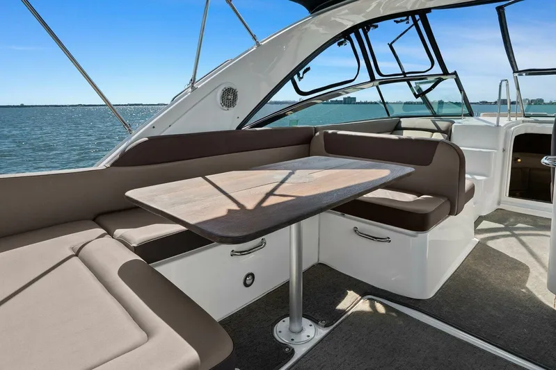 Lil Sea Sass Yacht Photos Pics 2014 Sea Ray 370 Venture (Lil Sea Sass)-Dinette