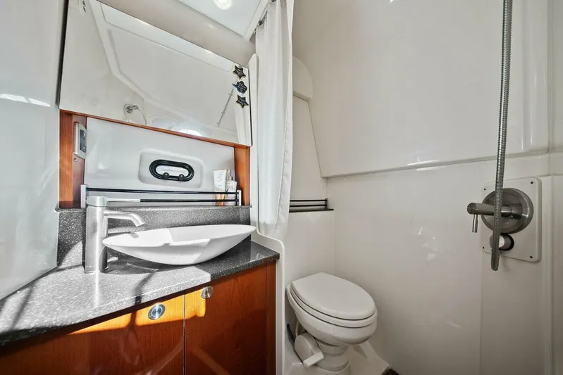 Lil Sea Sass Yacht Photos Pics 2014 Sea Ray 370 Venture (Lil Sea Sass)-Head