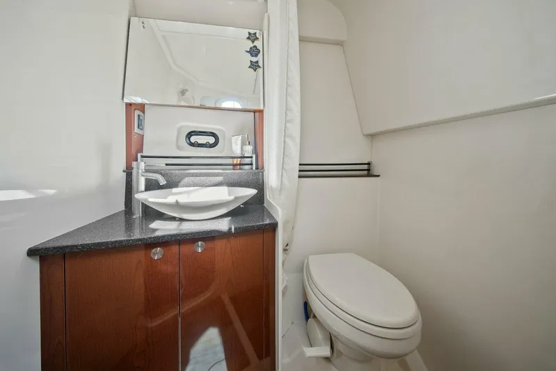 Lil Sea Sass Yacht Photos Pics 2014 Sea Ray 370 Venture (Lil Sea Sass)-Head