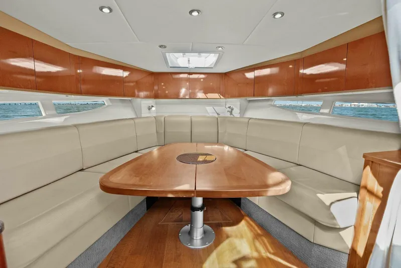 Lil Sea Sass Yacht Photos Pics 2014 Sea Ray 370 Venture (Lil Sea Sass)-Dinette