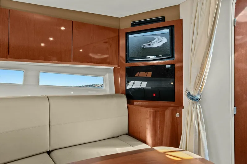 Lil Sea Sass Yacht Photos Pics 2014 Sea Ray 370 Venture (Lil Sea Sass)-Dinette