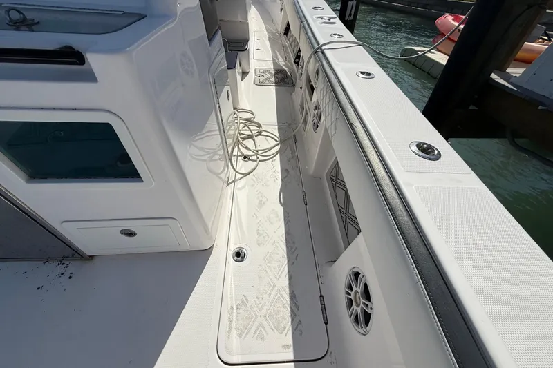  Yacht Photos Pics Streamline 45 boat deck, 2020 model, featuring clean design and marine speakers.