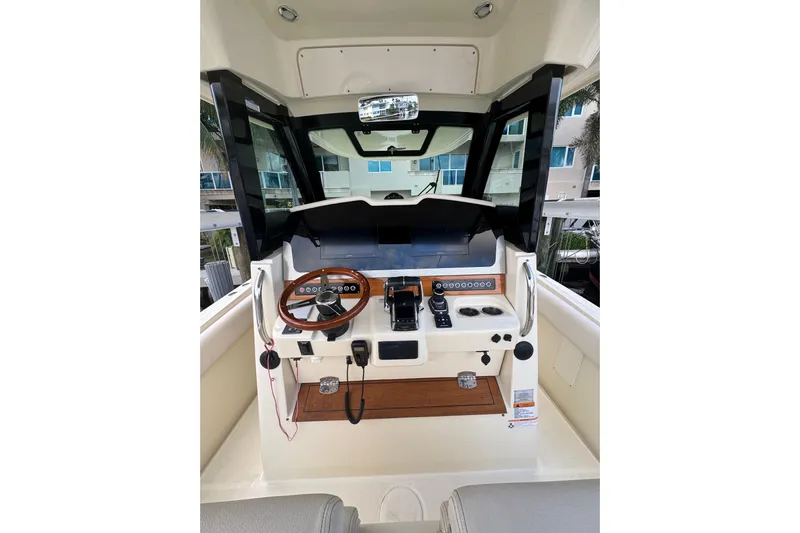 Para-dice Yacht Photos Pics 2023 Chris-Craft Catalina 30 helm with modern controls and wooden steering wheel.