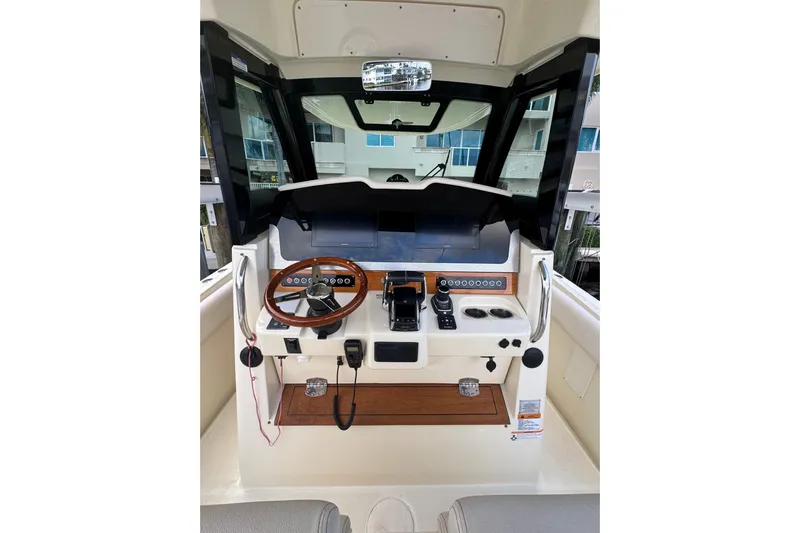Para-dice Yacht Photos Pics 2023 Chris-Craft Catalina 30 helm with wooden steering wheel and modern controls.