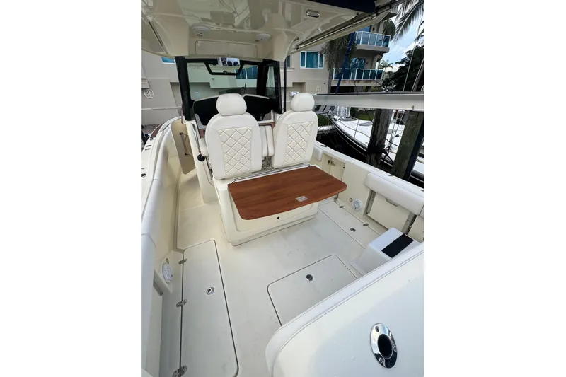 Para-dice Yacht Photos Pics 2023 Chris-Craft Catalina 30 interior with elegant seating and wooden table.